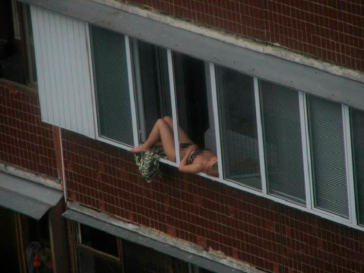 Голенькая вышла на балкон