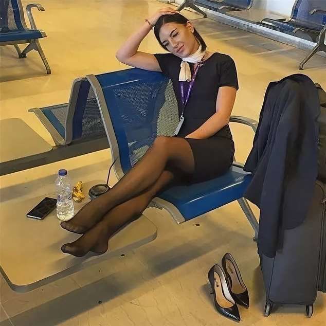 Стюардесса подставила дырочки для работников аэропорта