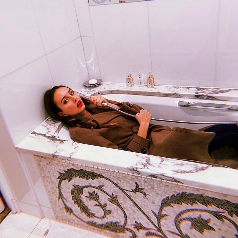 Брюнетка в ванной ждет любовника