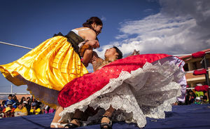 Летающие чолитас: боливийская борьба в юбках и макияже