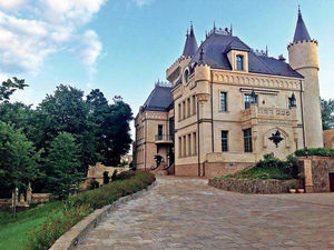 СМИ: Пугачева продает замок в Грязи за 40 миллионов евро