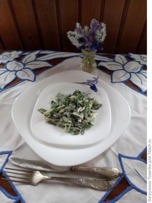 Первые весенние салат и букетик на столе