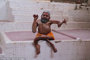 Индийца с изогнутыми конечностями почитают и уважают как реинкарнацию древнего священослужителя