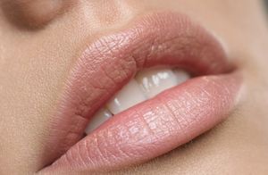 Пилинг для губ: салонные процедуры и домашние рецепты