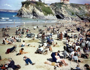 На пляжном снимке 1943 года увидели «путешественника во времени со смартфоном»