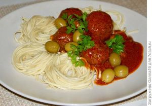Спагетти с мясными шариками и оливками. Упрощённый вариант