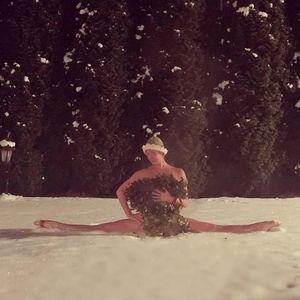 «Где только она их не делала!»:  Анастасия Волочкова после бани села на шпагат в снег
