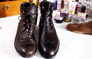 Как ухаживать за обувью зимой: Простые способы избавиться от царапин и следов от соли