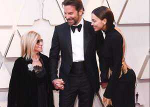 Брэдли Купер пришел на «Оскар» с мамой и Ириной Шейк — фото