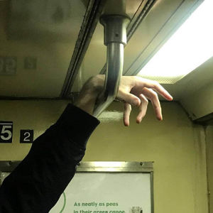 Ещё никогда руки людей из метро не были так интересны. А всё благодаря одному очень занимательному аккаунту в Инстаграм