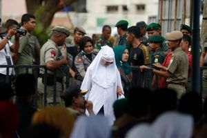 Шесть неженатых пар прилюдно отлупили палками в Индонезии