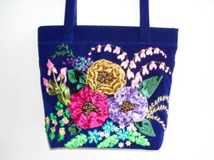 Цветочная вышивка лентами для летней сумки