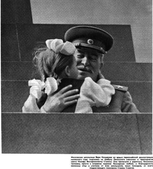 Школьница, поцеловавшая Сталина: как сложилась судьба девочки, которую знала вся страна