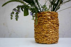 Золотая ваза из обычной бумаги