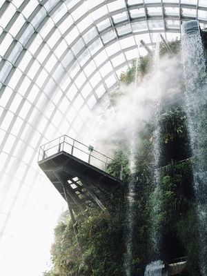 Рукотворный водопад в Сингапуре, от которого просто захватывает дух.