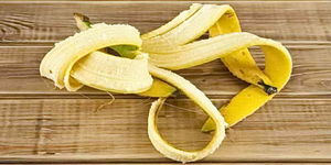 Как из банановой кожуры сделать удобрение для комнатных растений, польза и способы заготовки