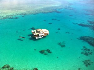 Необычный плавучий бар на Фиджи