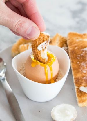 Печеный картофель, идеальное яйцо всмятку и быстрый шашлык: 14 кулинарных лайфхаков, которые упростят вам жизнь
