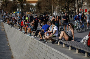 В Испании и Австрии люди возвращаются к нормальной жизни
