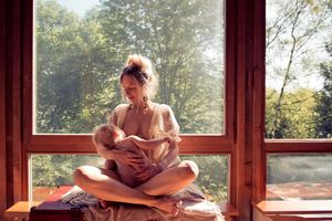 Всемирная неделя грудного вскармливания: смотрим, как красивые мамы кормят своих малышей