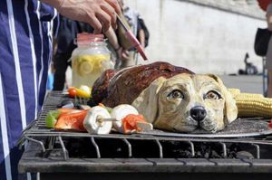 В центре Лондона прохожим предложили попробовать мясо собаки
