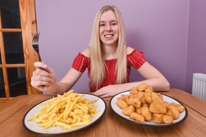 Юная британка 15 лет ела только куриные наггетсы и картошку фри из-за редкого пищевого расстройства