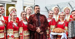 Как поживает в России «новый русский» Стивен Сигал: актер, буддийский святой и гроза кур