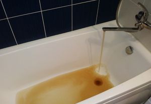 Почему водопроводная вода становится ржаво-желтой и можно ли ею стирать 