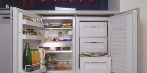 Отличные варианты размещения мини-холодильника на маленькой кухне