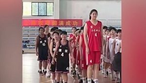 Будущая звезда баскетбола: 14-летняя школьница из Китая впечатляет огромным ростом