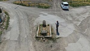 Мистическая могила посреди дороги в турецком городе вызывает много вопросов