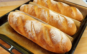 Свежий хлеб с хрустящей корочкой за 30 минут: на один батон требуется всего 200 граммов муки