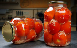 Маринуем помидоры не только снаружи, но и внутри: прокалываем зубочисткой и начиняем чесноком