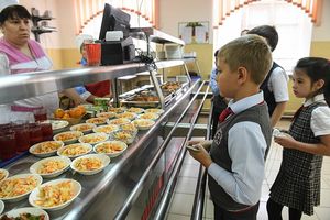 Чем кормят наших детей в школах