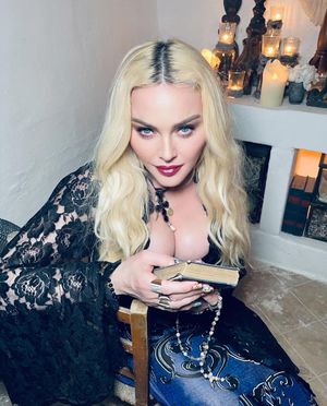 Животик и бочка. Папарацци показали, как выглядит 63-х летняя Мадонна на самом деле