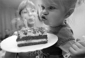 Почему мы задуваем свечи на торте в День рождения