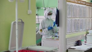 Почти полтора миллиона заболевших COVID-19 россиян находятся под наблюдением