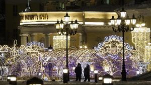 Москвичам рассказали о праздничных световых конструкциях в городе