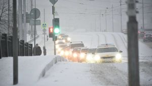 Столичным автомобилистам напомнили о правилах ПДД из-за неблагоприятной погоды