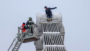 Спасатели сняли мужчину, забравшегося на опору Крымского моста в Москве