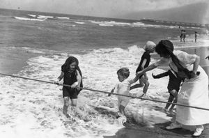 Уникальные ретро фотографии о том, как отдыхали на пляжах в начале XX века