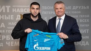 «Зенит» подписал контракт с защитником Адамовым до 2026 года