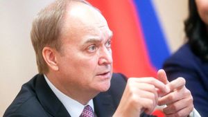 Антонов обвинил США в санкционном соревновании против России