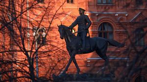 Бронзовые «комиксы» и «ритуальные фигурки»: какие памятники появляются в Москве и почему их так много