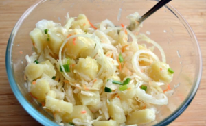Варю картошку «в мундире» и готовлю из неё простой, бюджетный салат на каждый день.