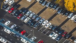 Автоэксперт оценил планы по созданию платных парковок в спальных районах Петербурга