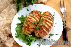 Картошка-гармошка с помидорами и сыром в духовке