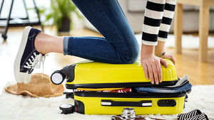 Как собрать чемодан, чтобы уместить максимум вещей: 10 лайфхаков