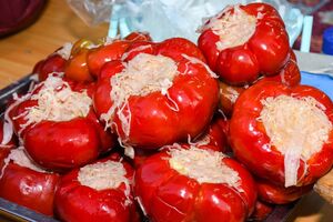 Подруга из Кишинева поделилась рецептом перцев фаршированных капустой, идеальная заготовка на зиму