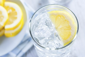 Почему полезно пить воду с лимоном натощак и не только